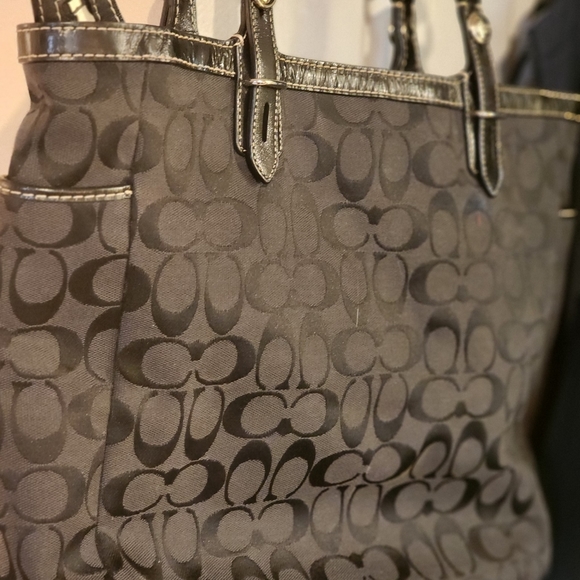 COACH GALLERY EAST WEST F15146 BLACK SIGNATURE TOTE Excellent - Picture 3 of 3